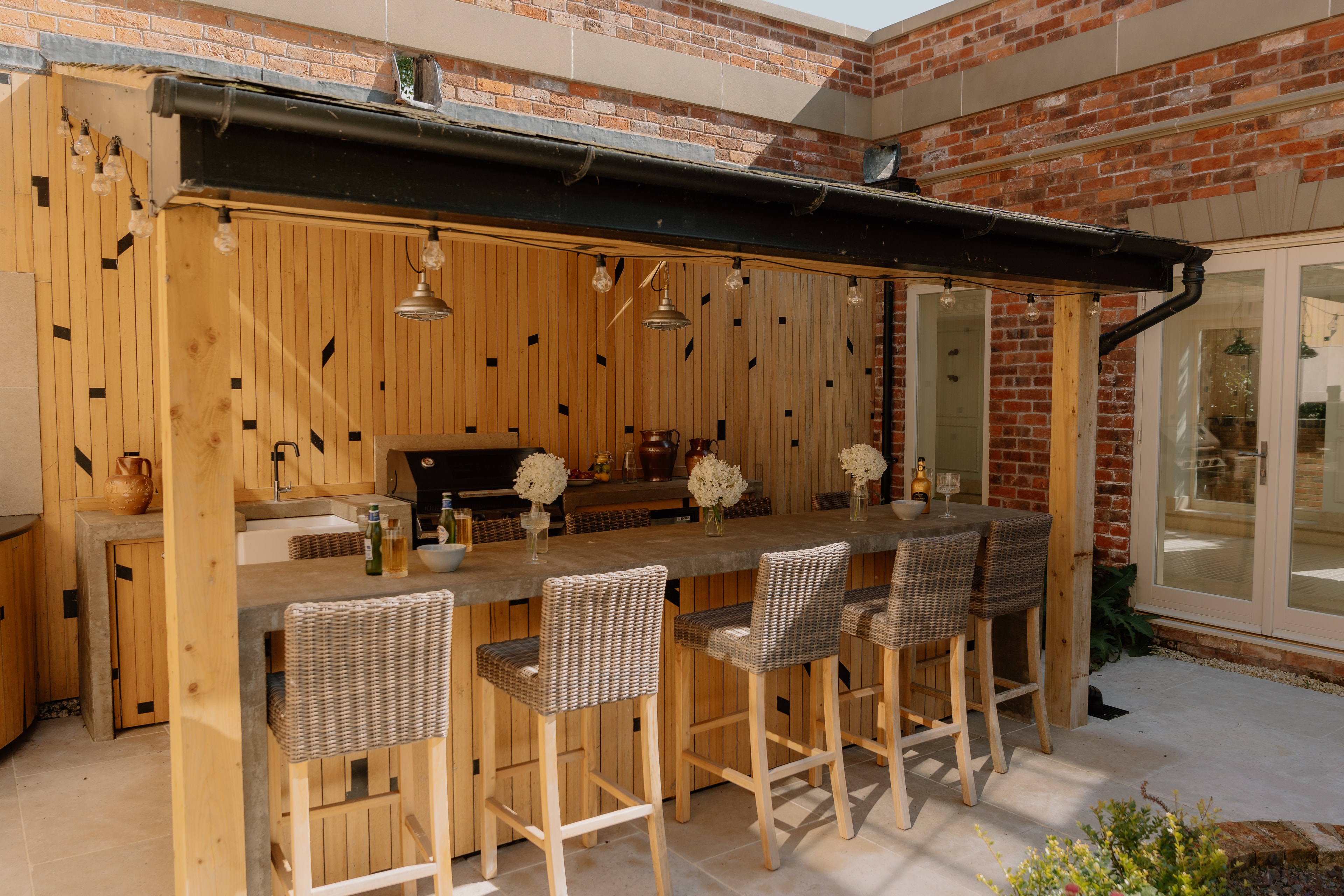 Outdoor Bar and Kitchen
